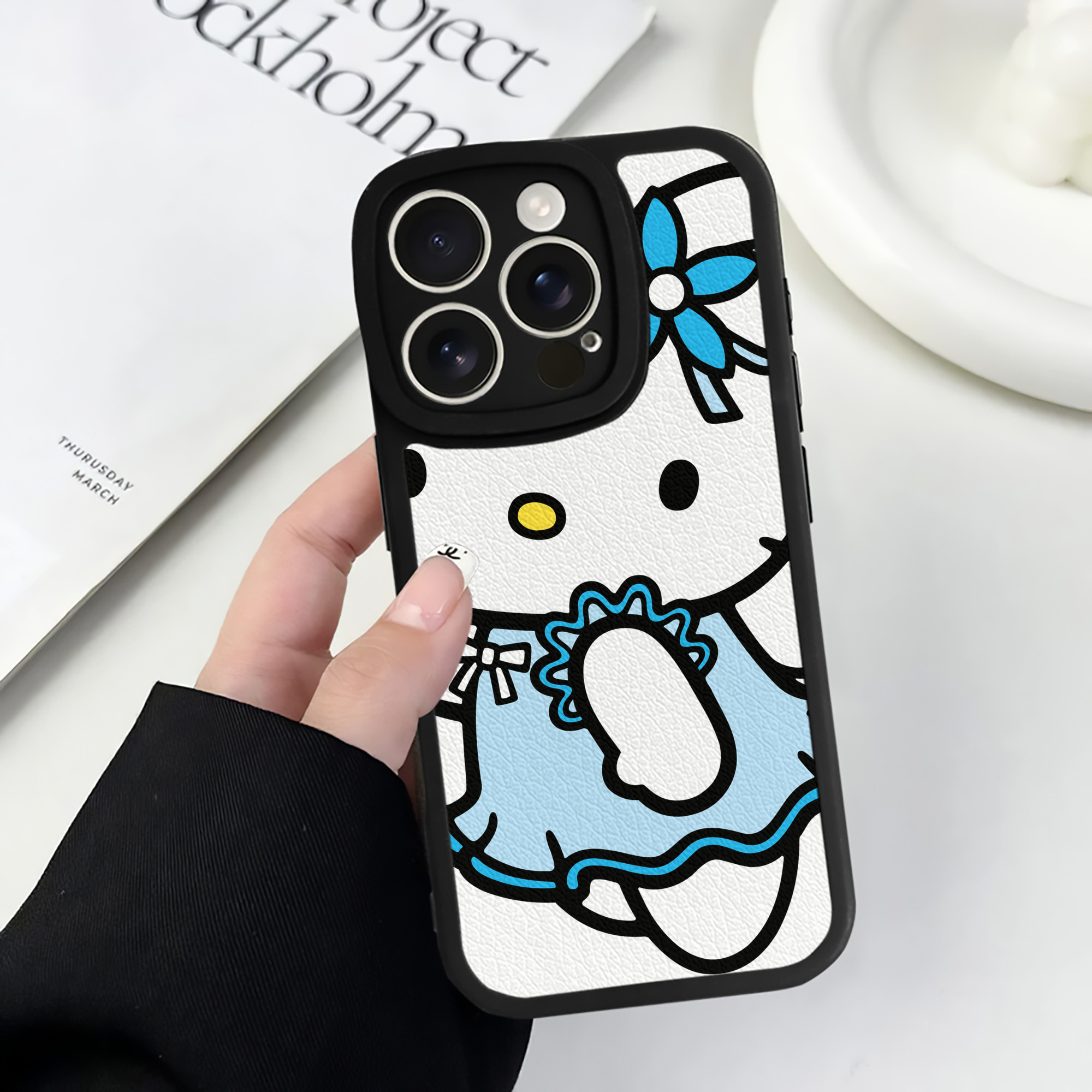 （画像用） Hello Kitty ハローキティ 【iPhone 16シリーズ対応】シリコンスマホケース（レザー調） 材質：シリコン